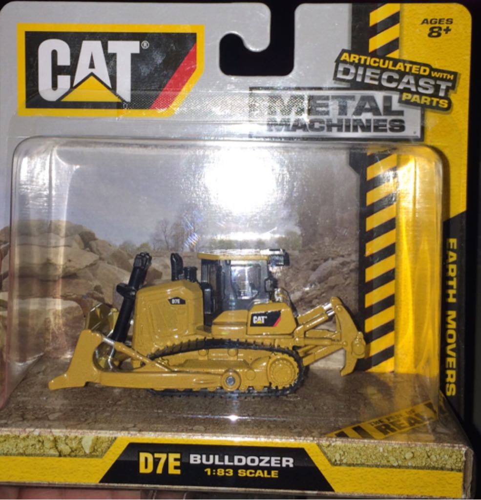 CAT Bulldozer D7E - Earth Movers toy car collectible - Main Image 1