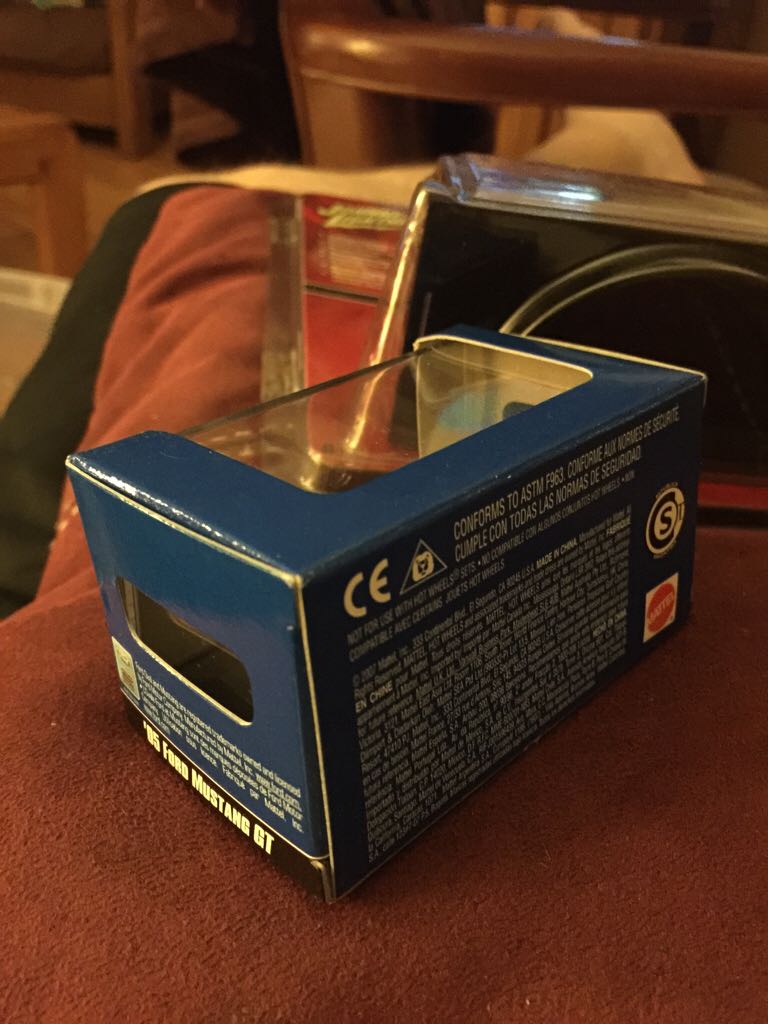 ’05 Ford Mustang GT - HW T-Hunt toy car collectible - Main Image 2