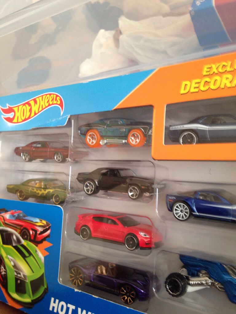 Hot Wheels Gift Pack - 9 Pack Exclusive toy car collectible - Main Image 2