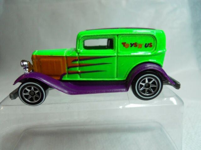 ‘32 Ford Delivery Truck, Fl Green, ’Toys r Us’ - Hot Wheels 10-Car Gift Pack toy car collectible - Main Image 2