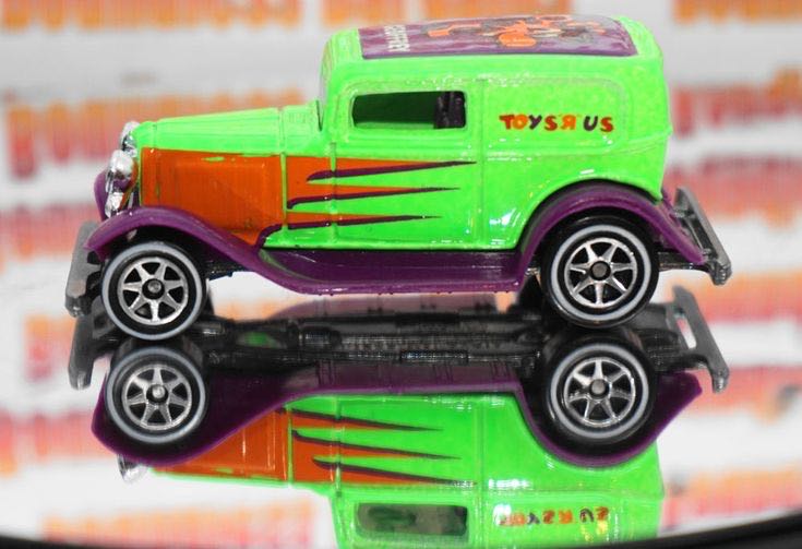 ‘32 Ford Delivery Truck, Fl Green, ’Toys r Us’ - Hot Wheels 10-Car Gift Pack toy car collectible - Main Image 3