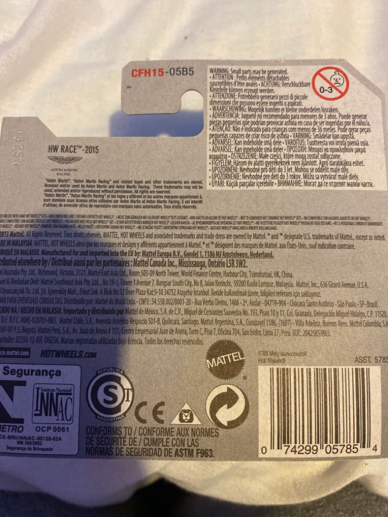 Aston Martin Vantage GT3 - 2015 HW Race - World Race toy car collectible - Main Image 2