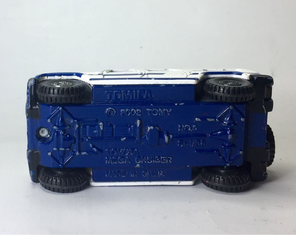 3.1 Toyota Megacruiser Patrol Car - VIETNAM - Takara Tomy Regular toy car collectible - Main Image 2