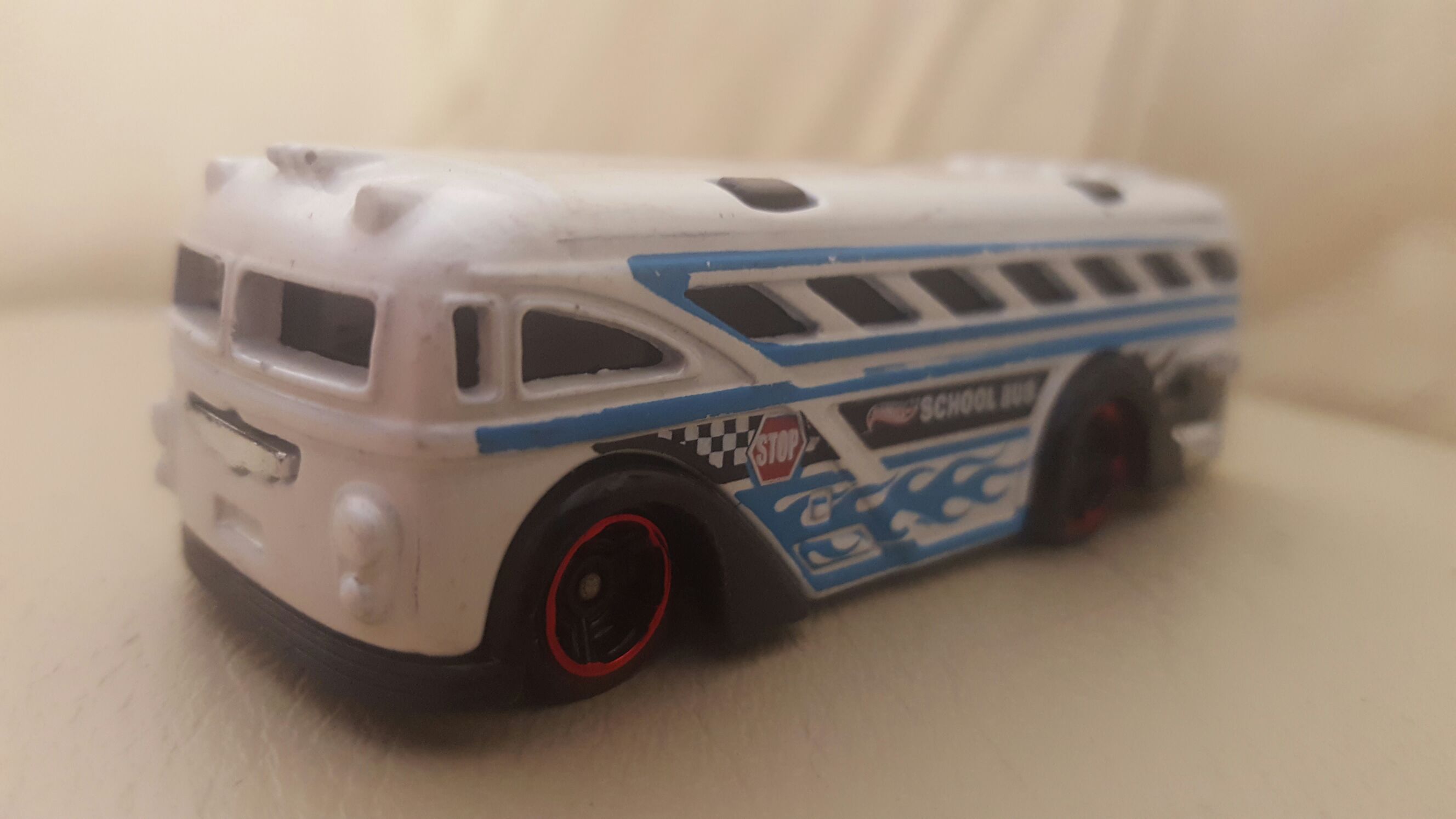 Hot Wheels Surfin’ School Bus - HW City toy car collectible - Main Image 2