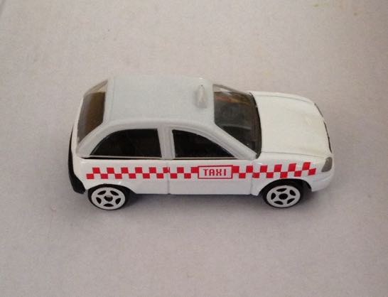 Taxi Chico Chevy Naucalpan Blanco Con Rosa - Gashaball toy car collectible - Main Image 2