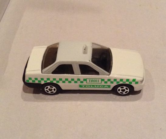 Taxi Mediano Tsuru Toluca Verde Oscuro - Gashaball toy car collectible - Main Image 2