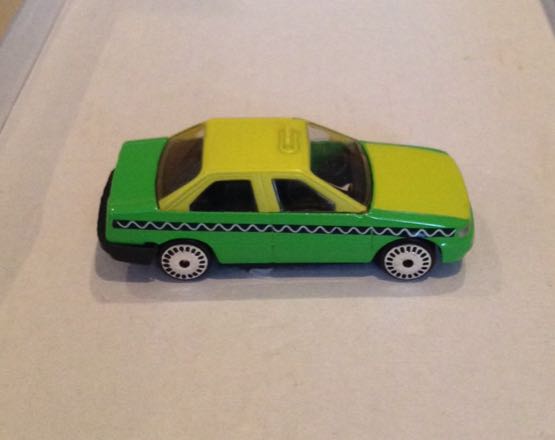 Taxi Mediano Tsuru Cocodrilo D F Verde Con Amarillo - Gashaball toy car collectible - Main Image 2