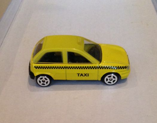 Taxi Chico Chevy Amarillo Con Franja Cuadriculada Negra - Gashaball toy car collectible - Main Image 2