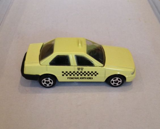 Taxi Mediano Tsuru Corea Del Norte - Gashaball toy car collectible - Main Image 2
