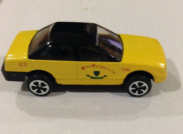 Taxi Mediano Tsuru Nissan La Paz - Gashaball toy car collectible - Main Image 2
