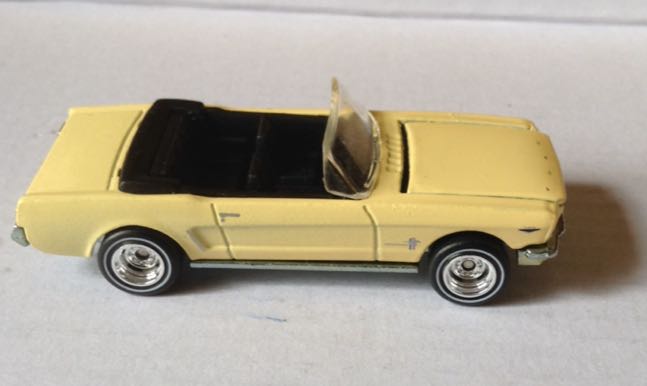 Ford Mustang 1965 Covertible Amarillo - Hot Wheels toy car collectible - Main Image 2