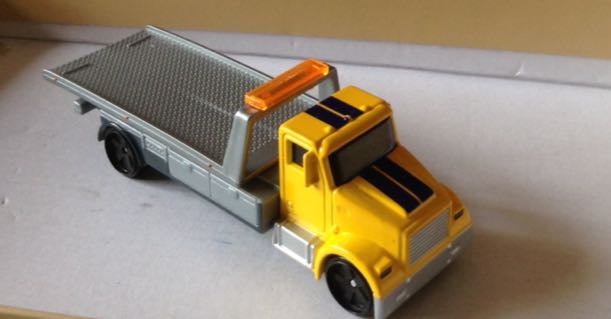 Grua Y Carro De Carreras Amarillos - Maisto toy car collectible - Main Image 2