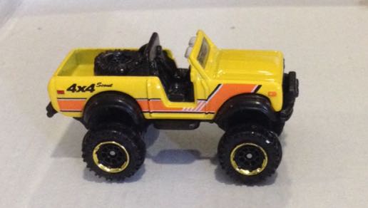 Camioneta 4x4 Scout Internacional Amarilla - Hot Wheels toy car collectible - Main Image 2