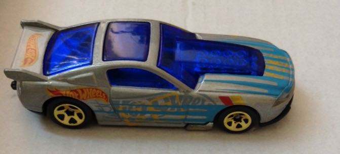 Mustang GT 2013 Ford Gris Con 8 Cilindros Expuestos - Hot Wheels toy car collectible - Main Image 2