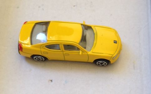 2003 Dodge Charger Amarillo - Maisto toy car collectible - Main Image 2