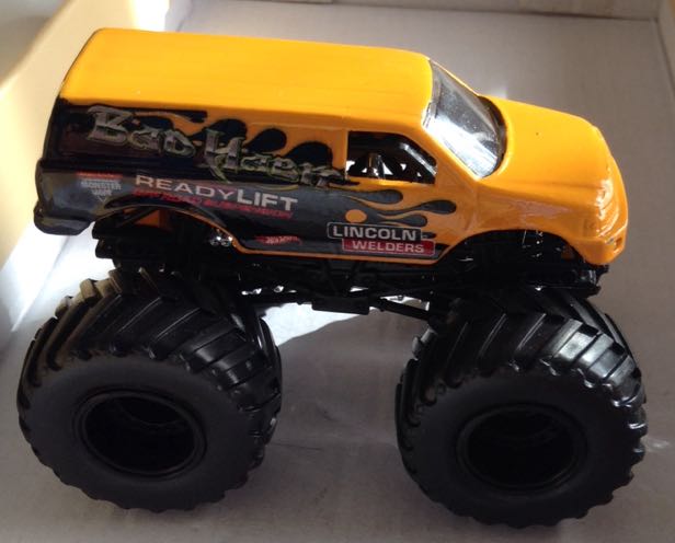 Camioneta Bad Habit Naranja Llantas Gigantes - Hot Wheels toy car collectible - Main Image 2