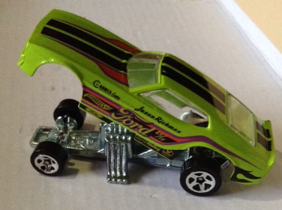 Mustang Rooster Verde - Hot Wheels toy car collectible - Main Image 2