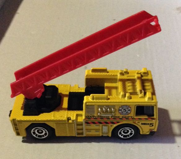 Camion De Bomberos Fire Engine 2006 Amarillo - Matchbox toy car collectible - Main Image 2