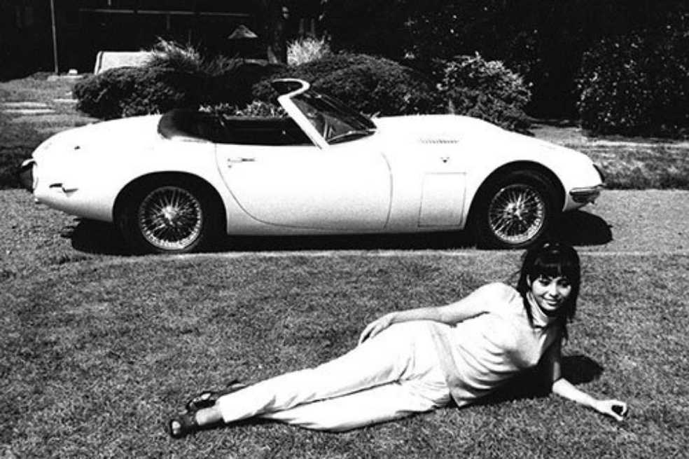 007 You Only Live Twice - 1967 Toyota 2000GT - Johnny Lightning Pop Culture 007 toy car collectible - Main Image 3