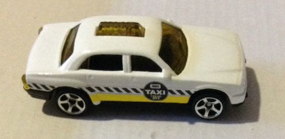 Taxy Cab Blanco Con Amarillo - Matchbox toy car collectible - Main Image 2