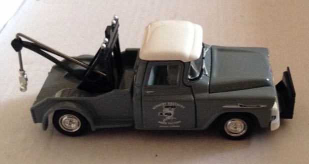 1958 Chevrolet Apache Tow Truck - M2 Machines toy car collectible - Main Image 2