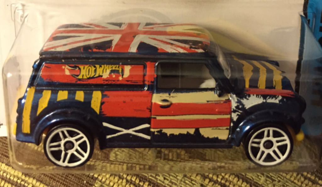 Austin Mini Van 1967 - HW City toy car collectible - Main Image 2