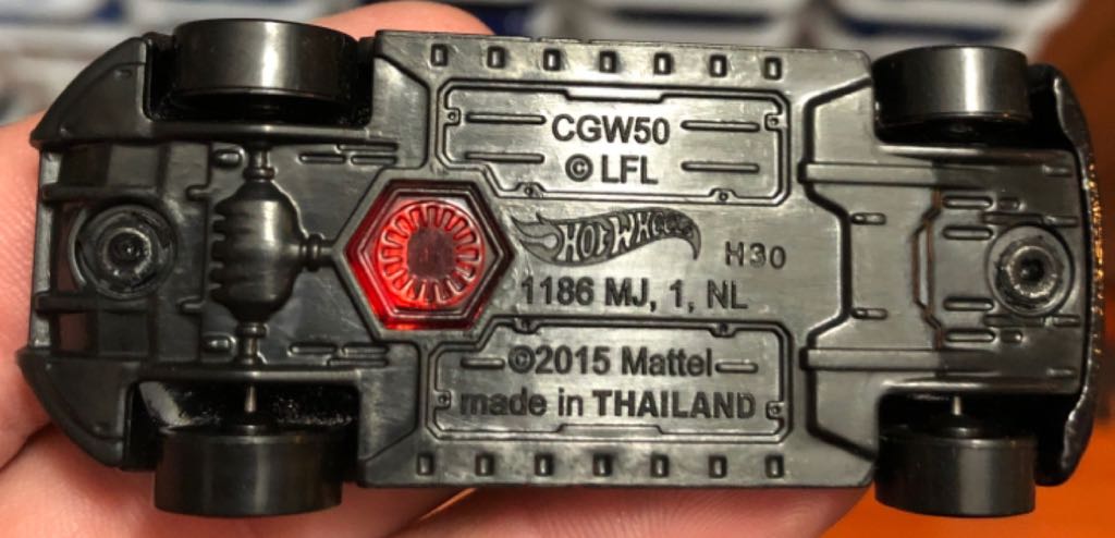 Star Wars - Kylo Ren - The Force Awakens toy car collectible - Main Image 2