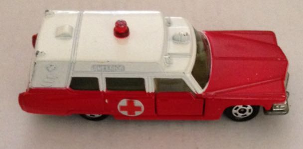 Ambulancia Cadillac Roja - Tomica toy car collectible - Main Image 2