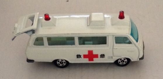 Ambulancia Toyota Hiaoe Commuter - Tomica toy car collectible - Main Image 2