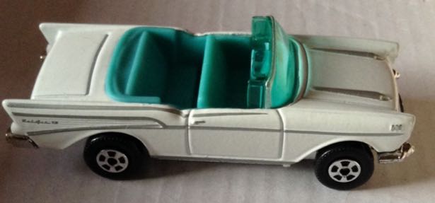 1957 Chevrolet Convertible Blanco - Hot Wheels toy car collectible - Main Image 2