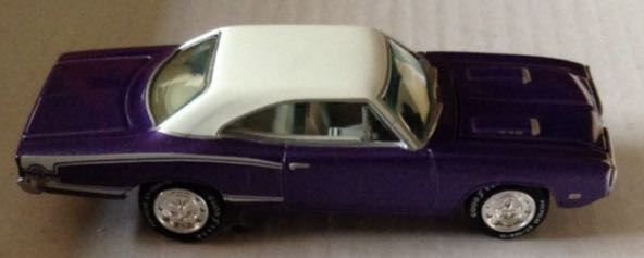 Dogde Super Bee Morado - Johnny Lightning toy car collectible - Main Image 2