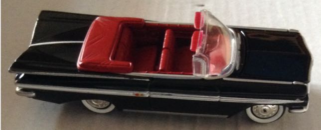 Impala Convertible 1969 Negro - Johnny Lightning toy car collectible - Main Image 2