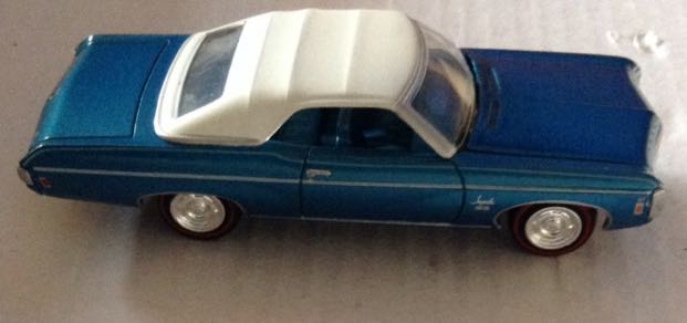 Chevy Impala 1969 Rojo - Johnny Lightning toy car collectible - Main Image 2