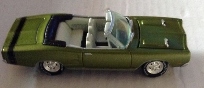 1969 Dodge Coronet Convertible Verde - Johnny Lightning toy car collectible - Main Image 2