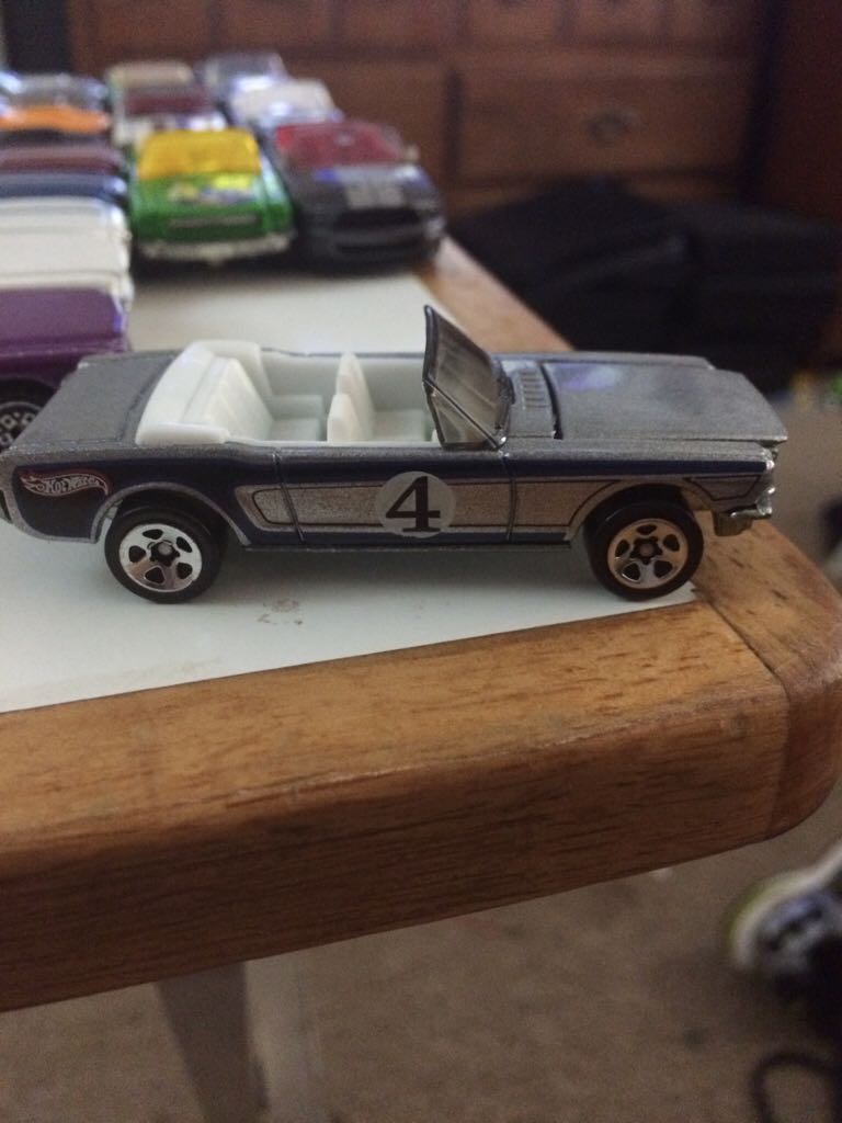 Ford Mustang Convertible ’65 - HW Screen Time toy car collectible - Main Image 2