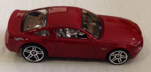 2005 Ford Mustang GT Rojo - Hot Wheels toy car collectible - Main Image 2
