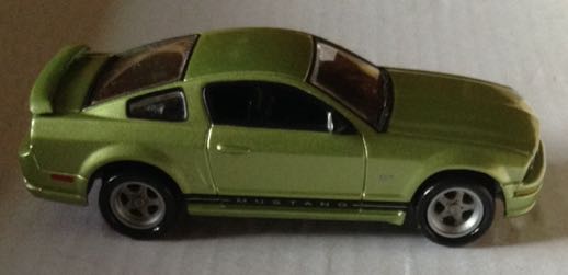 Ford Mustang  GT Verde 2005 - Johnny Lightning toy car collectible - Main Image 2