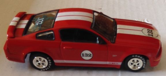 2005 Ford Mustang GT Rojo Con Franjas Blancas - Johnny Lightning toy car collectible - Main Image 2