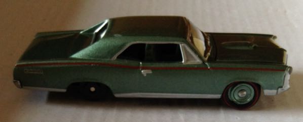 1967 Pontiac GTO Verde - Johnny Lightning toy car collectible - Main Image 2