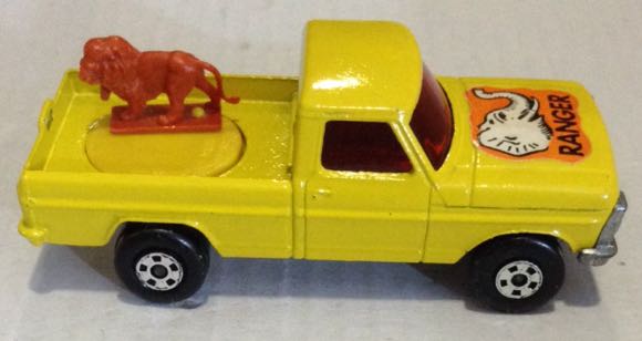 Camioneta Pick Up Con Leon Amarillo - Machtbox toy car collectible - Main Image 2