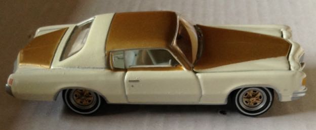 Pontiac Grand Prix 1971 Crema Y Dorado - Johnny Lightning toy car collectible - Main Image 2
