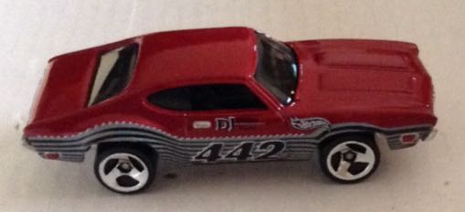 Chevelle 442 Guinda - Hot Wheels toy car collectible - Main Image 2