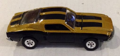Mustang 1968 Dorado Y Negro - Hot Wheels toy car collectible - Main Image 2