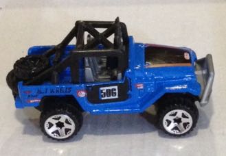 Toyota Land Crusier FJ40 Azul - Machtbox toy car collectible - Main Image 2
