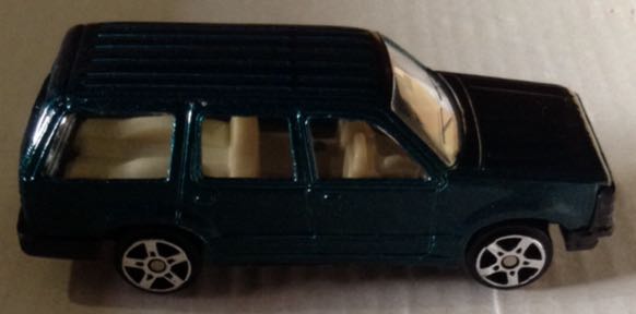 Ford Explorer Verde Esmeralda - Maisto toy car collectible - Main Image 2