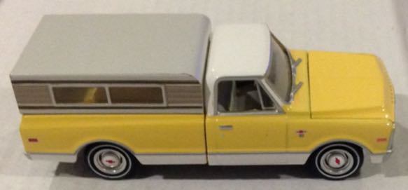 Camper Chevy C-10 1968 Amarilla - Johnny Lightning toy car collectible - Main Image 2