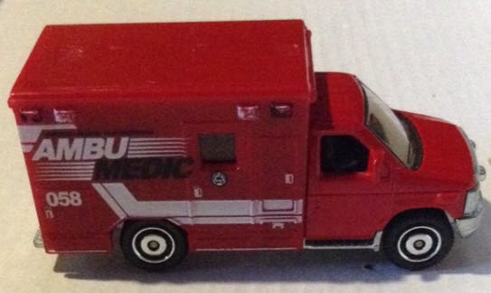 Ford E-350 Ambulancia Roja - Machtbox toy car collectible - Main Image 2