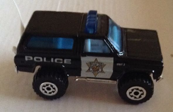 4x4 Chevy Blazer Policia - Machtbox toy car collectible - Main Image 2