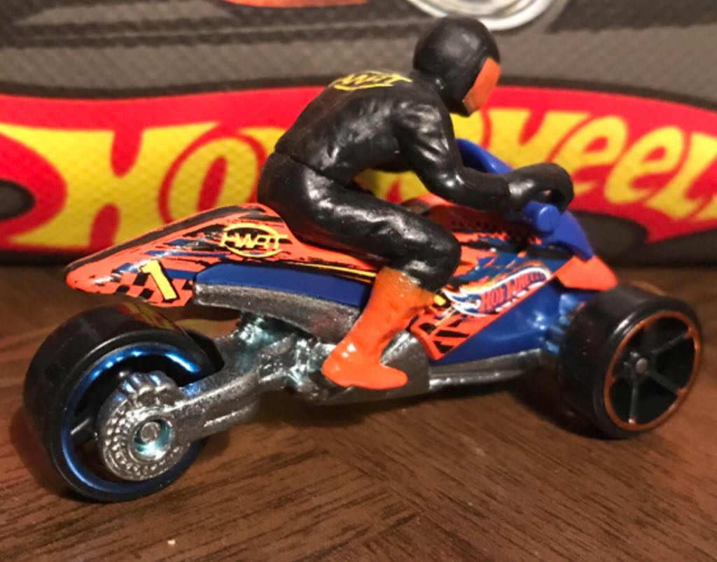 Tri & Stop Me - City toy car collectible - Main Image 2