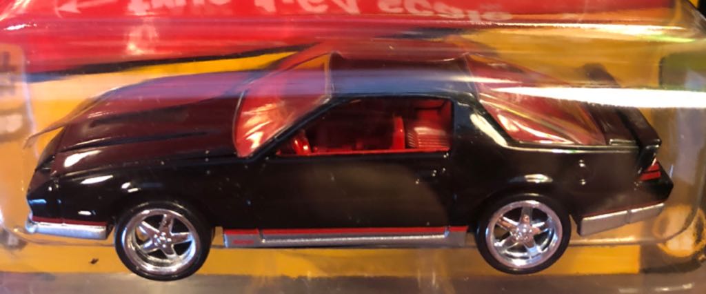Chevy Camaro Z28 1984 - Auto World toy car collectible - Main Image 2